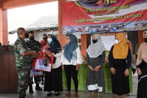 danrem 082 cpyj kolonel inf unang sudargo melaksanakan penyuluhan stunting dalam rangka serbuan teritorial tni ta 2022