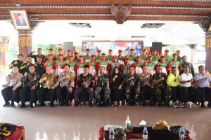 danrem 082 cpyj bersama bupati mojokerto lepas tim sepak bola 1 1 1