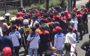 Demo buruh tolak kenaikan BBM di Surabaya. (ist) - Demo Buruh di Surabaya Tolak Kenaikan BBM Berlangsung Rusuh