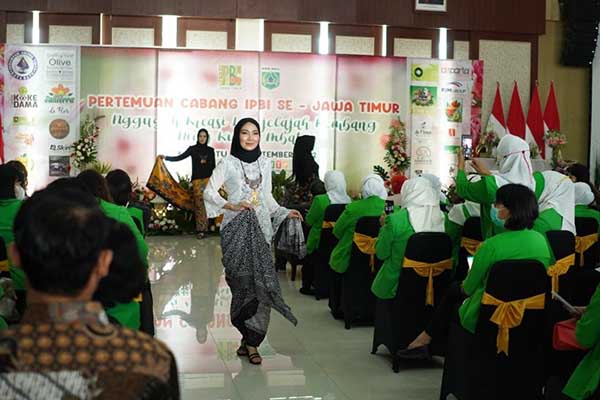 Fashion show batik bermotif bunga. (ist) - Dewanti Rumpoko: Edukasi Merangkai Bunga, Bisa Menambah Nilai Ekonomi
