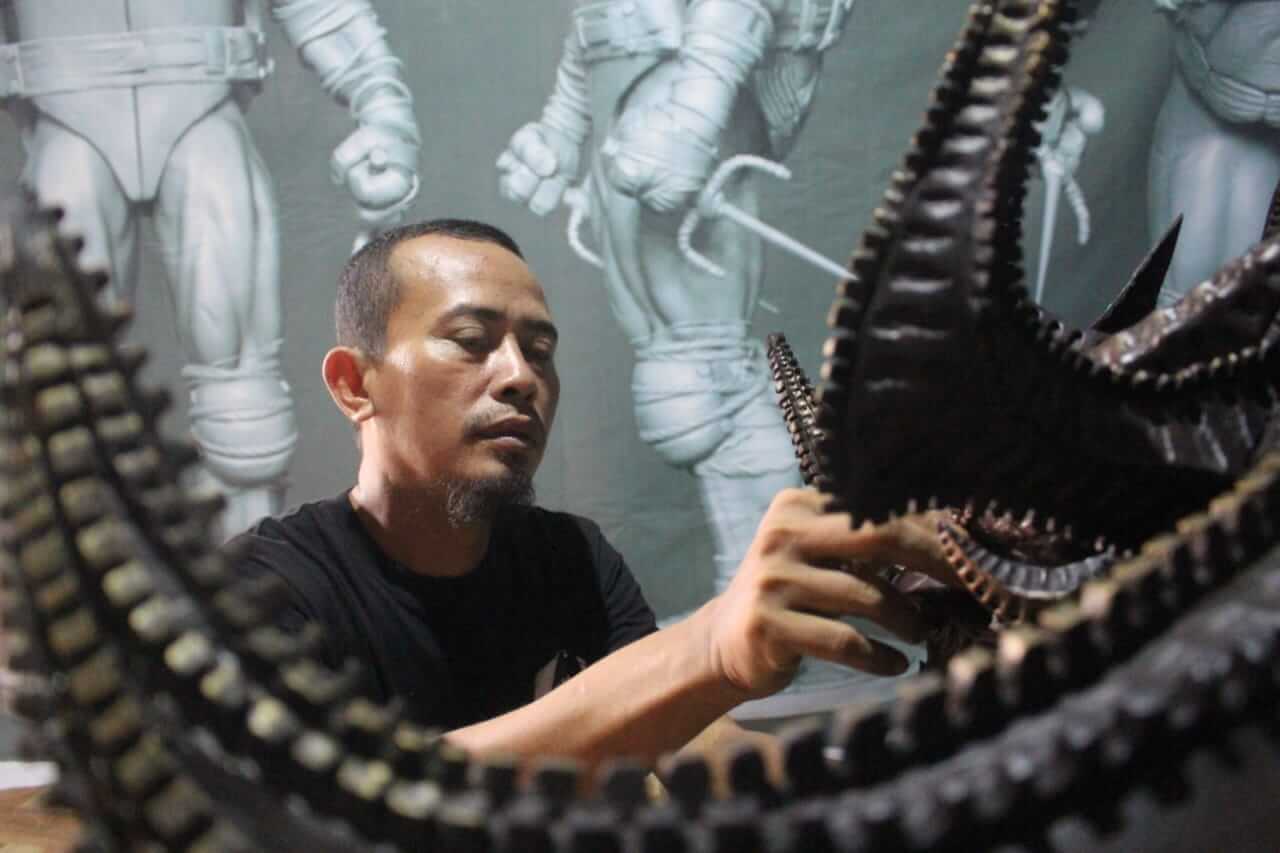 fitrah tengah membuat kostum pesanan