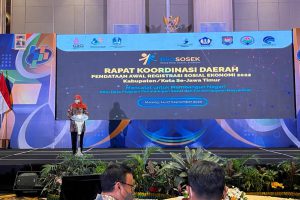 gubernur jawa timur khofifah indar parawansa saat memberikan sambutan dan membuka rakorda regsosek 2022