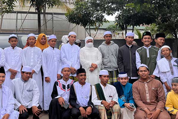 Gubernur Jawa Timur, Khofifah Indar Parawansa, usai menghadiri Haul Gus Lukman. (bim) - Babinsa Tunggulwulung Dampingi Sosialisasi Gerakan Masyarakat Sehat