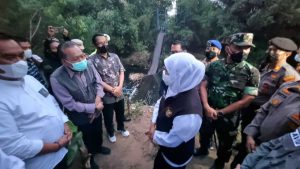 gubernur khofifah turun langsung meninjau jembatan gantung yang ambrol di probolingoo