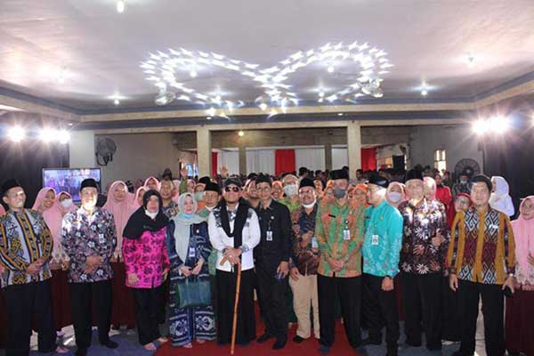 Gus Miftah bersama kepala sekolah dan jajaran guru SMAN2 Jombang. (ful) - Gus Miftah Ingatkan Bahaya Radikalisme di SMAN 2 Jombang