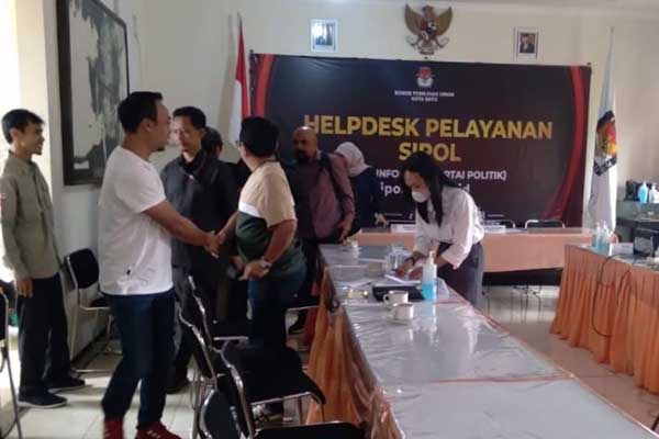 Helpdesk pelayanan Sipol di Kantor KPU Batu. (ist) - KPU Temukan 25 Nama Ganda Keanggotaan Partai