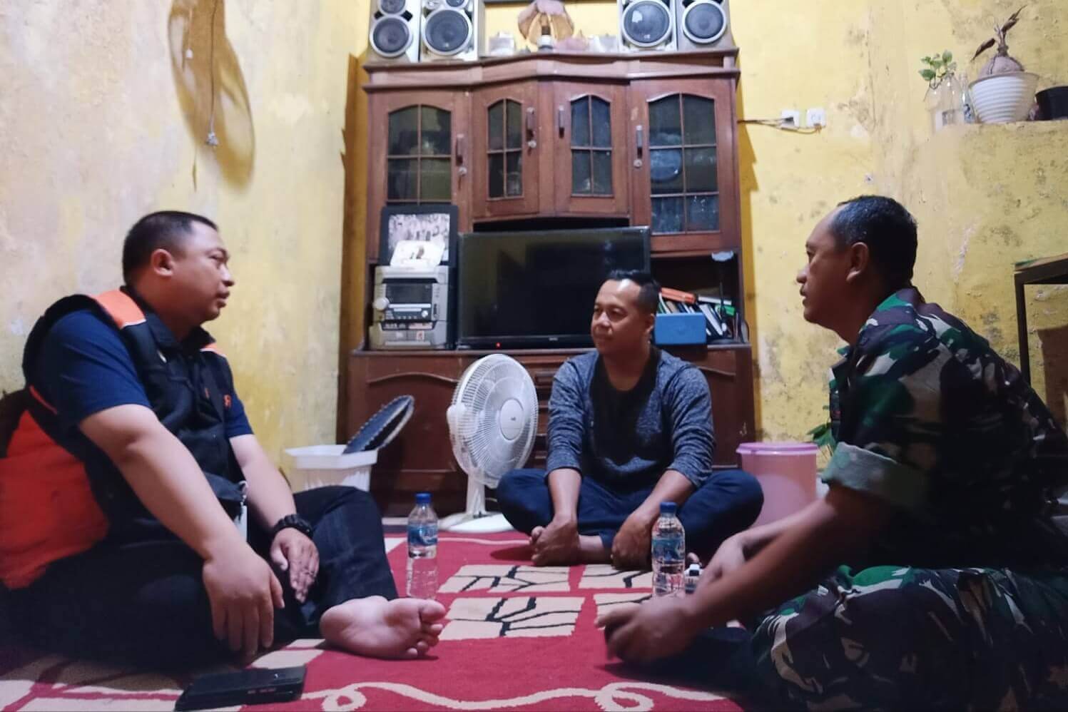 jaga lingkungan kondusif babinsa kauman komsos bersama warga. ist jaga lingkungan kondusif babinsa kauman komsos bersama warga. ist