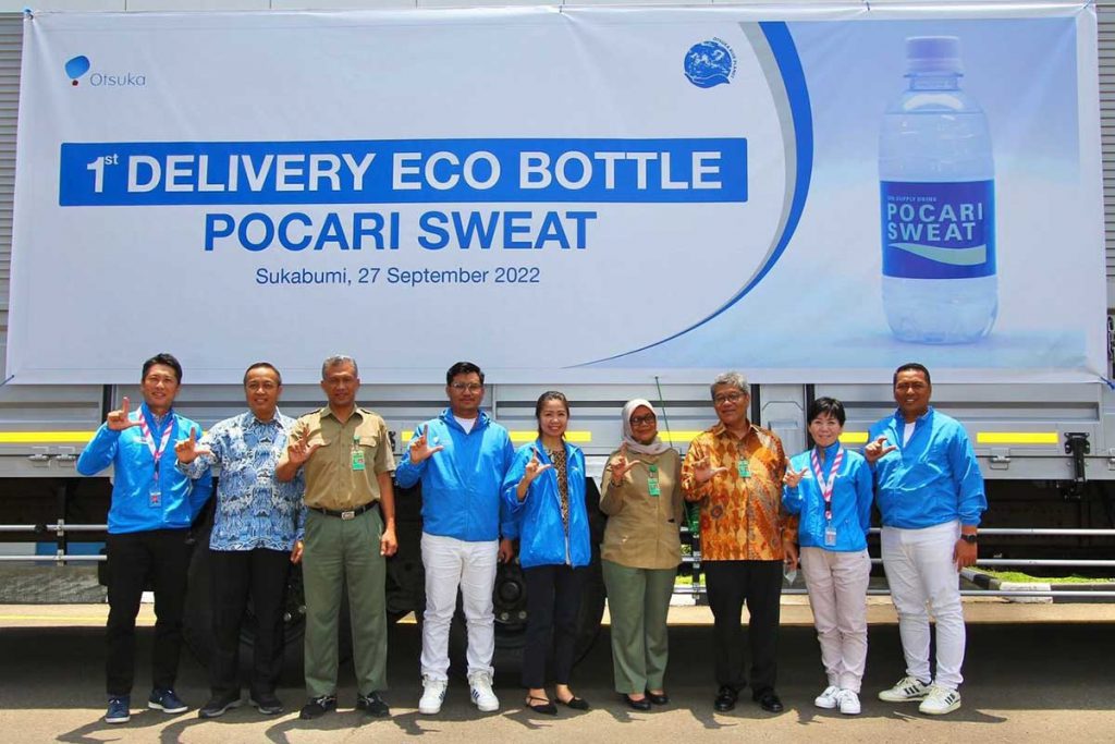 Jajaran PT Amerta Indah Otsuka bersama KLHK. (ist) - Otsuka Blue Planet, Selamatkan Bumi dari Sampah Plastik