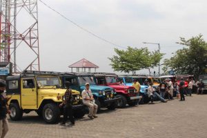 jeep yang kerap disewa pengunjung untuk berlibur ke wisata bromo