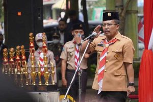 Ka Kwarcab Pramuka Kota Batu, Punjul Santoso memimpin Apel Besar Pramuka. (ist) - Ka Kwarcab Batu Ajak Pramuka Mengabdi Tanpa Batas di Peringatan ke-61 Hari Pramuka