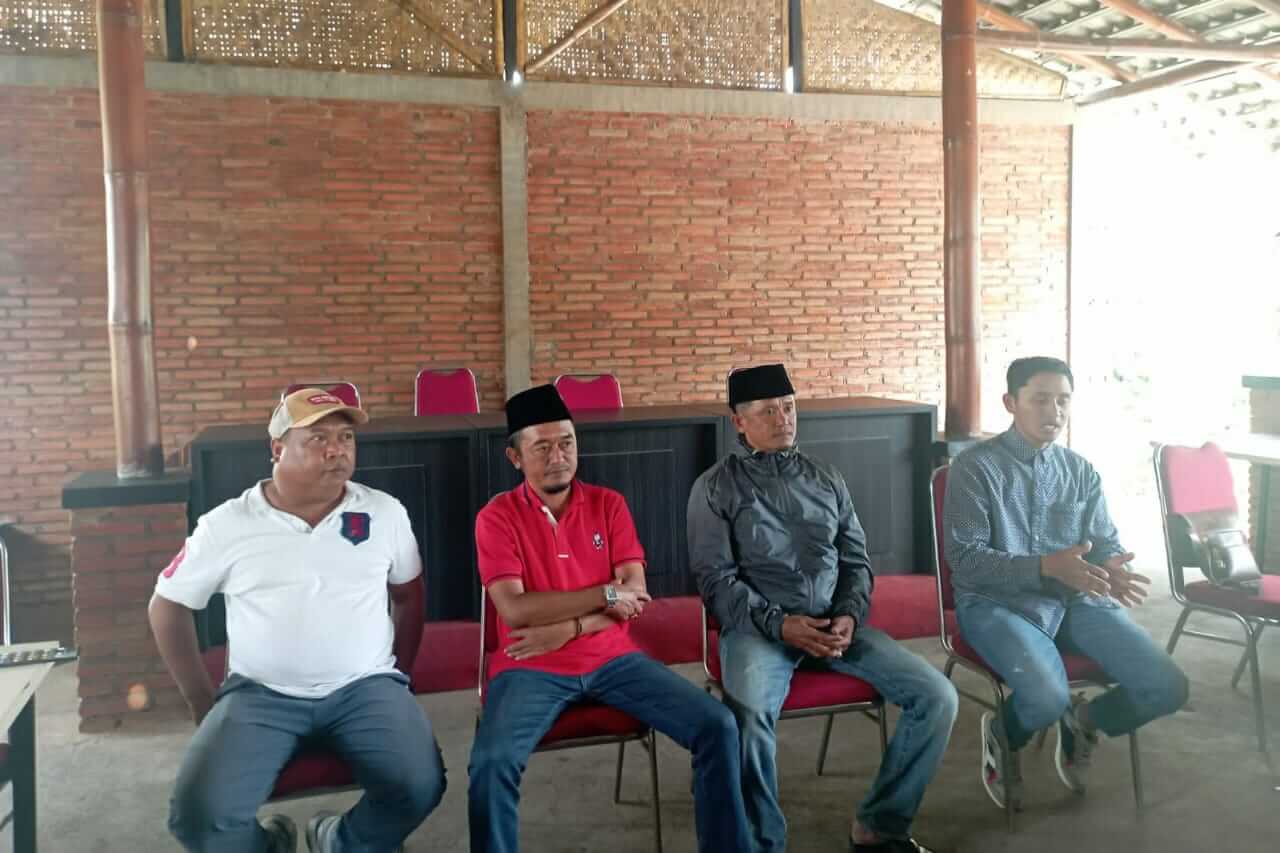 kades bringin teguh patriajati pakai jaket hitam