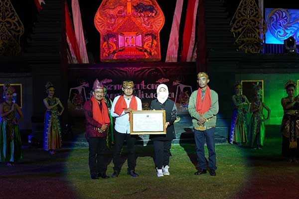 Kajati Jatim menerima penghargaan dari Ketua Dewan Kesenian Kota Batu. (ist) - Kajati Jatim Mendapatkan Penghargaan Atas Kepedulian Terhadap Seni Budaya