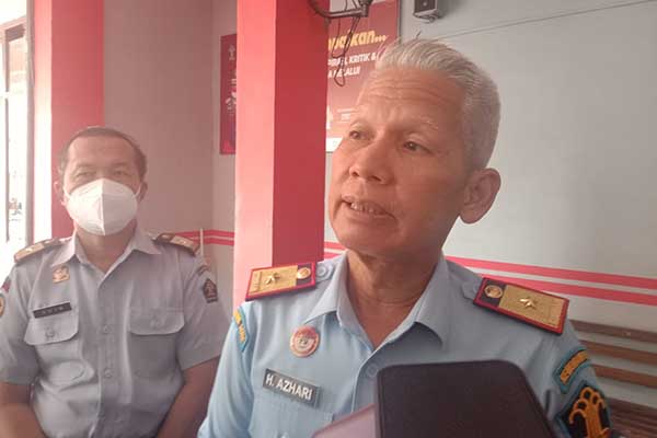Kalapas Kelas 1 Lowokwaru Malang, Heri Azhari, menjawab pertanyaan awak media. (ist) - WBP Lapas Kelas 1 Lowokwaru Ditemukan Tewas Gantung Diri