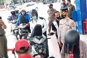 Kapolres Batu, AKBP Oskar Syamsuddin SIK MT menginspeksi SPBU di Jalan Diponegoro Batu. (dik) - Kapolres Batu Pastikan Ketersediaan BBM dan Personel Pengamanan SPBU