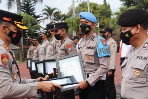 Kapolres Batu, AKBP Oskar Syamsuddin SIK MT menyerahkan reward kepada anggota berprestasi. (ist) - Kapolres Batu Ganjar Reward Belasan Polisi Berprestasi
