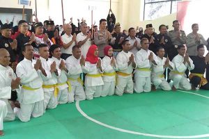 Kapolres Batu bersama pengurus IPSI dan Pesilat dari Batu. (ist) - 96 Pesilat Berlaga di Kapolres Batu Cup 2