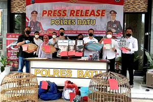 Kapolres Batu menunjukkan barang bukti sitaan. (ist) - Polres Batu Gulung Pelaku Judi Sabung Ayam, Dadu dan Online Sekaligus