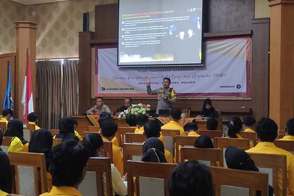 Kapolresta Malang Kota, Kombes Pol Budi Hermanto SIK, menyampaikan materi Wawasan Kebangsaan kepada Maba Uniga. (rhd) - Ratusan Maba Uniga Ikuti Stupa, Kapolresta Makota: Mahasiswa Agent of Change Intelektual