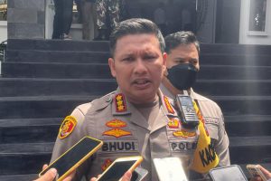 kapolresta malang kota kombes pol budi hermanto saat menjawab pertanyaan awak media