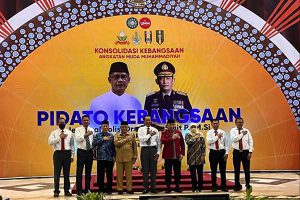 Kapolri Jenderal Listyo Sigit Prabowo, didampingi Gubernur Jatim dan sivitas akademika UMM, saat foto bersama. (bim) - Sampaikan Pidato Kebangsaan, Kapolri: Pentingnya Konsolidasi Kamtibmas dan Moderasi Beragama