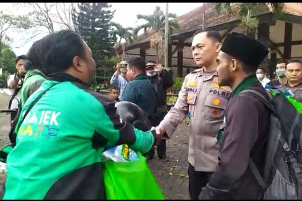 Kegiatan Baksos oleh Polres Malang. (ist) - Polres Malang Bagikan Sembako untuk Tukang Ojek dan Sopir Angkutan Umum