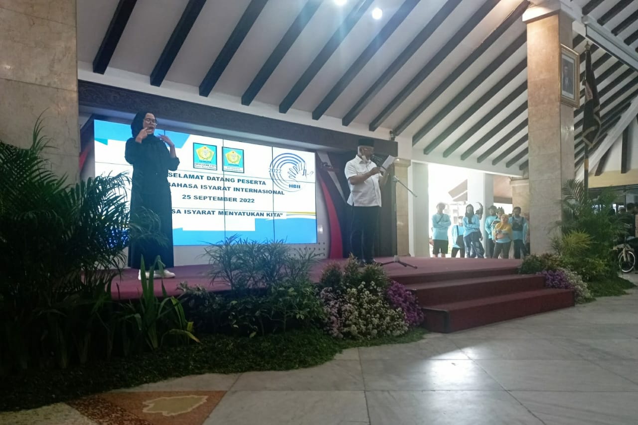 kegiatan hari tuli dan isyarat internasional di pendopo agung kabupaten malang.