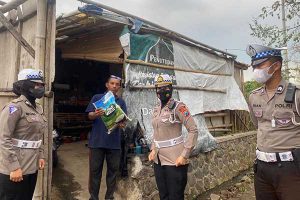 Kegiatan bansos Satlantas Polres Batu. (ist) - Satlantas Polres Batu Bagi Bansos Spontan dengan Keliling Kota