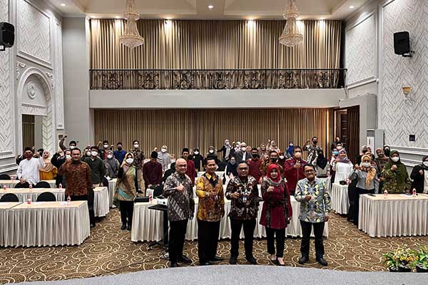 Kepala BI Malang dan pemateri Capacity Building dan peserta. (bim) - Road To Fesyar 2022, BI Malang Wadahi Pelaku UMKM dan Pesantren dengan Capacity Building
