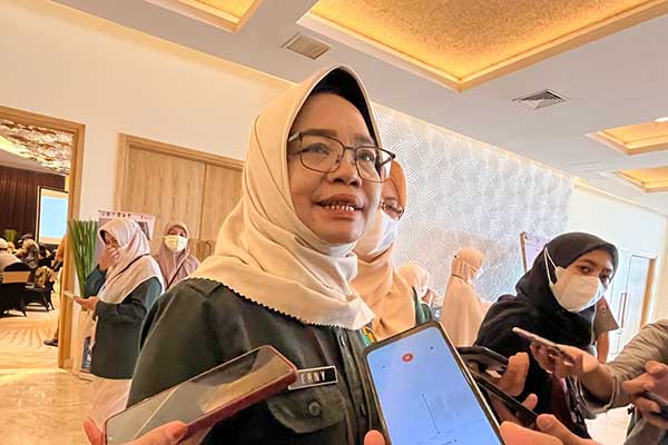 Kepala BPS Kota Malang, Erny Fatma, saat menjawab pertanyaan awak media. (bim) - BPS Kota Malang Siapkan 1.340 Petugas untuk Pendataan Regsosek