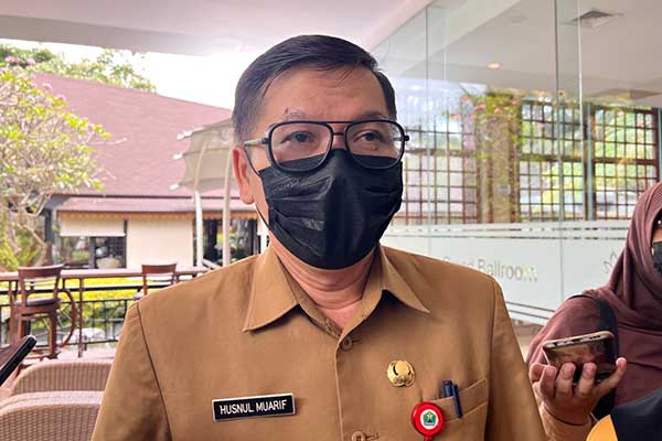 Kepala Dinkes Kota Malang, dr Husnul Muarif, saat menjawab pertanyaan awak media. (bim) - Pelaksanaan BIAN Kota Malang Diperpanjang Hingga 13 September