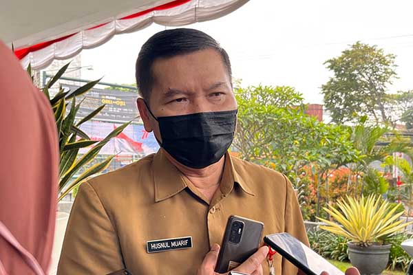 Kepala Dinkes Kota Malang, dr Husnul Muarif saat menjawab pertanyaan awak media. (bim) - Terkendala Status Lahan, Relokasi Puskesmas Bareng Diundur