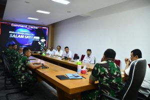 kepala staf korem 083 baladhika jaya letkol inf akhmad juni toa menyambut audiensi yang dilakukan oleh pengurus olahraga