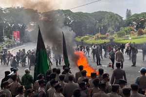 Kerumunan massa aksi yang dihebohkan dengan api yang membara di tengah-tengah kerumunan. (bim) - Satu Peserta Aksi Penolakan BBM Di Kota Malang Alami Luka Bakar