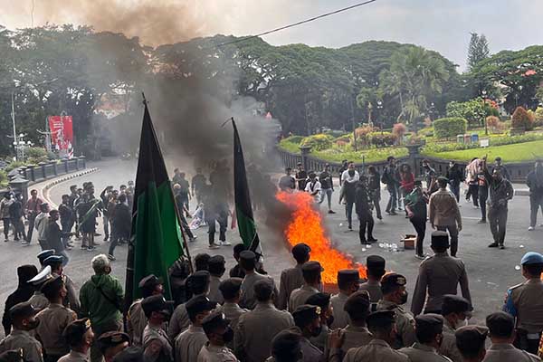 Kerumunan massa aksi yang dihebohkan dengan api yang membara di tengah-tengah kerumunan. (bim) - Satu Peserta Aksi Penolakan BBM Di Kota Malang Alami Luka Bakar
