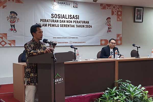 Ketua Bawaslu Kota Batu, Abdur Rochman. (dik) - Minim Peminat, Bawaslu Sosialisasikan Rekrutmen Panwascam