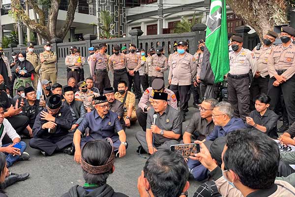 Ketua DPRD Kota Malang, I Made Riandana Kartika, beserta pimpinan fraksi, saat mendengar poin-poin tuntuan aksi massa penolakan BBM. (bim) - Ketua DPRD Kota Malang: Kebijakan Kenaikan BBM, Keputusan Tingkat Dewa
