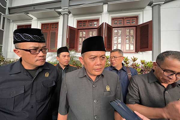 Ketua DPRD Kota Malang, I Made Riandana Kartika, beserta pimpinan fraksi, saat menjawab pertanyaan awak media. (bim) - Ketua DPRD Kota Malang: Kebijakan Kenaikan BBM, Keputusan Tingkat Dewa