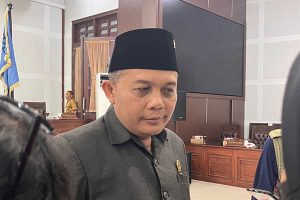 Ketua DPRD Kota Malang, I Made Riandiana Kartika, saat menjawab pertanyaan awak media. (bim) - Pembangunan Alun-Alun Tugu Malang Resmi Ditunda 2023