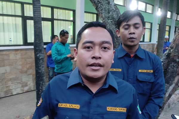 Ketua Karang Taruna Kota Malang, Suryadi SPd MM, menjawab pertanyaan awak media. (rhd) - Peringati Bulan Bakti ke-62, Wali Kota Apreasiasi Peran Karang Taruna Kota Malang