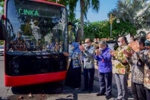 khofifah luncurkan bus merah putih
