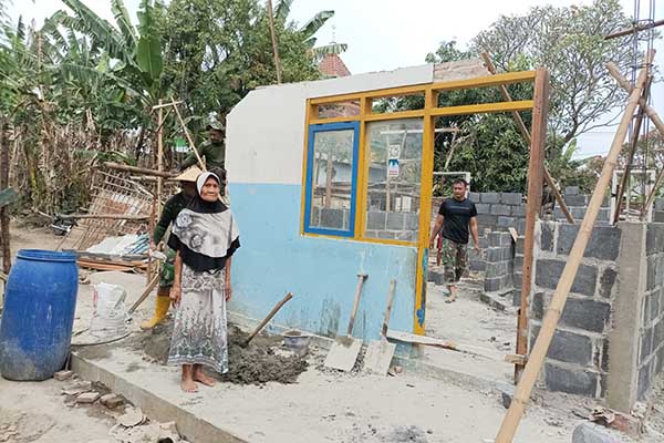 Korem 082/CPYJ Laksanakan Program Serbuan Teritorial Mabes TNI - Rehab 10 Rumah Tidak Layak Huni