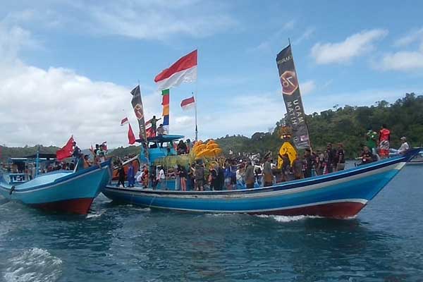 Larung Petik Laut di Pelabuhan Sendang Biru. (ws6) - Mitos Dibalik Larung Petik Laut, Nelayan Yakini Prosesi Berpengaruh Hasil Tangkapan