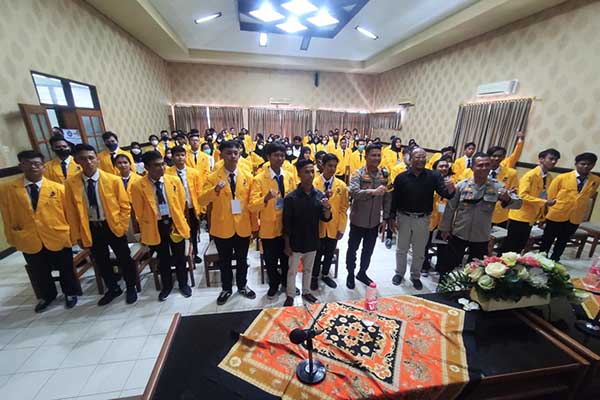 Maba Uniga bersama Kapolresta Malang Kota, Jajaran Rektorat dan BEM, disela Stupa. (rhd) - Ratusan Maba Uniga Ikuti Stupa, Kapolresta Makota: Mahasiswa Agent of Change Intelektual