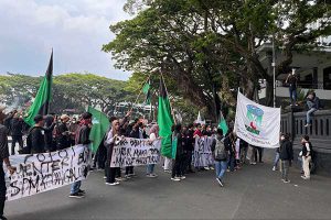 Massa aksi aliansi mahasiswa HMI-KAMMI Kota Malang menolak kenaikan BBM. (bim) - HMI dan KAMMI Kota Malang Lakukan Aksi Tolak Kenaikan BBM