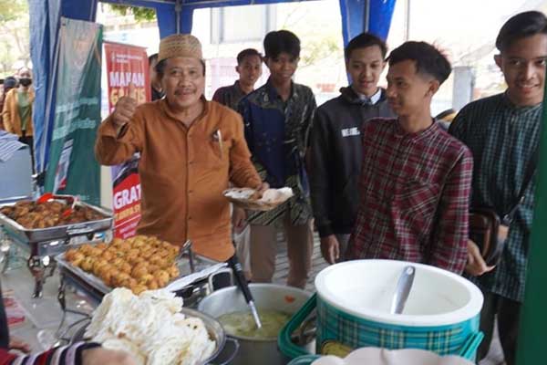 Masyarakat Batu memanfaatkan keberadaan RMR di Kantor Baznas Batu. (ist) - Roemah Makan Rakjat (RMR) Batu Sediakan Makan Gratis!