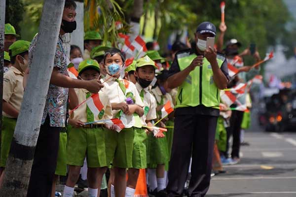 Masyarakat dan Pelajar menyambut kirab bendera Pataka di sisi jalur protokol Kota Batu. (ist) - Kirab Bendera Pataka Jer Basuki Mawa Beya Singgah di Kota Batu
