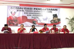 Mbak Estu tengah bersama jajaran pimpinan PDIP Jombang. (ful) - Syarat Mudah, PDI Perjuangan Jombang Buka Bacaleg 2024