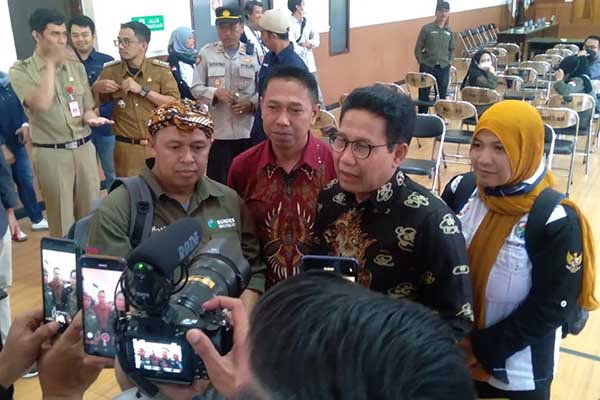 Mendes PDTT RI Abdul Halim Iskandar menjawab pertanyaan awak media. (ist) - 19 Desa di Kota Batu Masuk Kategori Desa Mandiri
