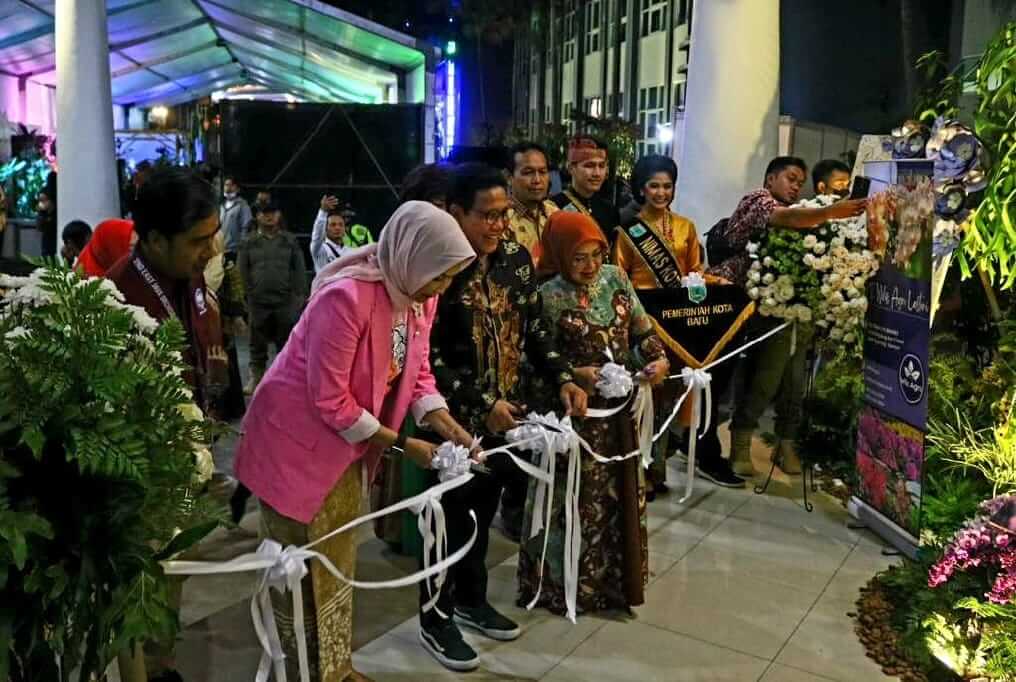 mendes pdtt ri bersama wali kota batu membuka batu international orchid show 2022.