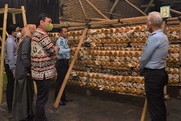 Mengapresiasi produk hasil pertanian jamur. (ist) - BPK RI Apresiasi Lapas Kelas I Malang Sebagai Lembaga Pemasyarakatan Produktif